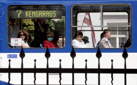 маска, Rīgas satiksme, общественный транспорт, междугородние автобусы, трамваи, водители, поезда