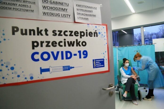 Covid-19, ограничения, пандемия, Польша, вакцинация