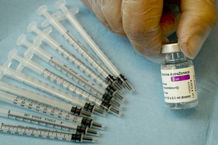 вакцины AstraZeneca, прививка от Covid-19, Дания, Латвия, вакцинация, риски