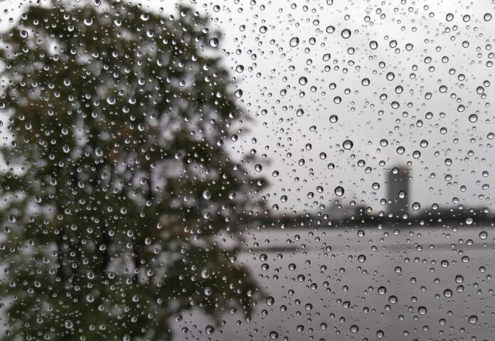 конец августа, ранняя осень, погода в Латвии, циклон, дождь